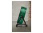 Composteur rotatif vert sur roues avec support.