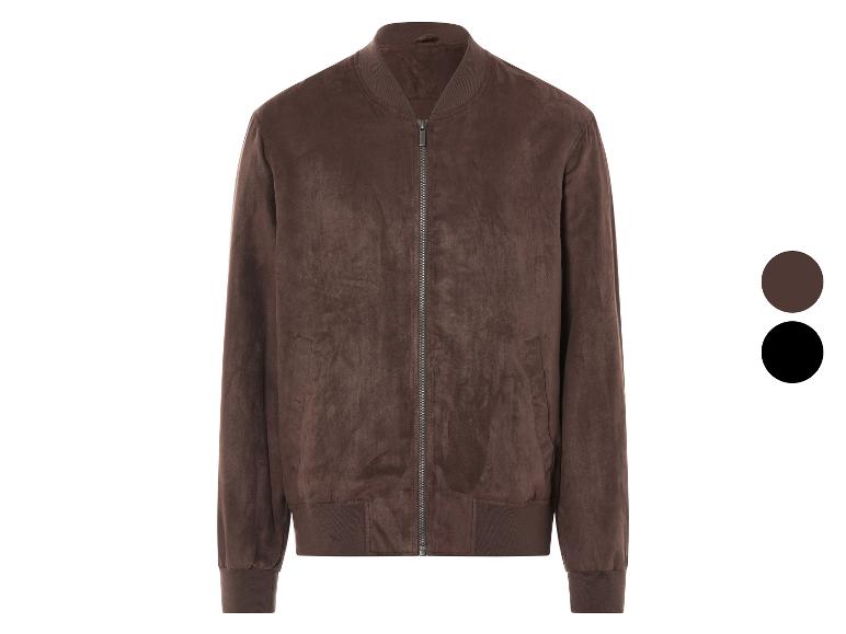 Une veste bomber en daim marron.