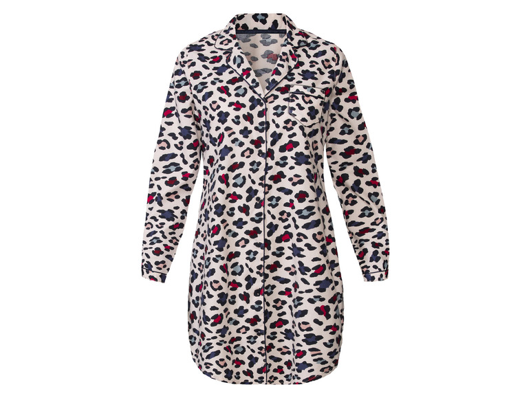 Une longue chemise de nuit beige à imprimé léopard.