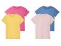 T-shirts rose, jaune, bleu et rose pâle empilés.