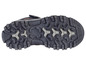 La semelle d'une chaussure de randonnée bleue à crampons.
