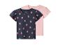 Deux t-shirts enfant à manches courtes : un bleu foncé à motif fraises et un rose clair.