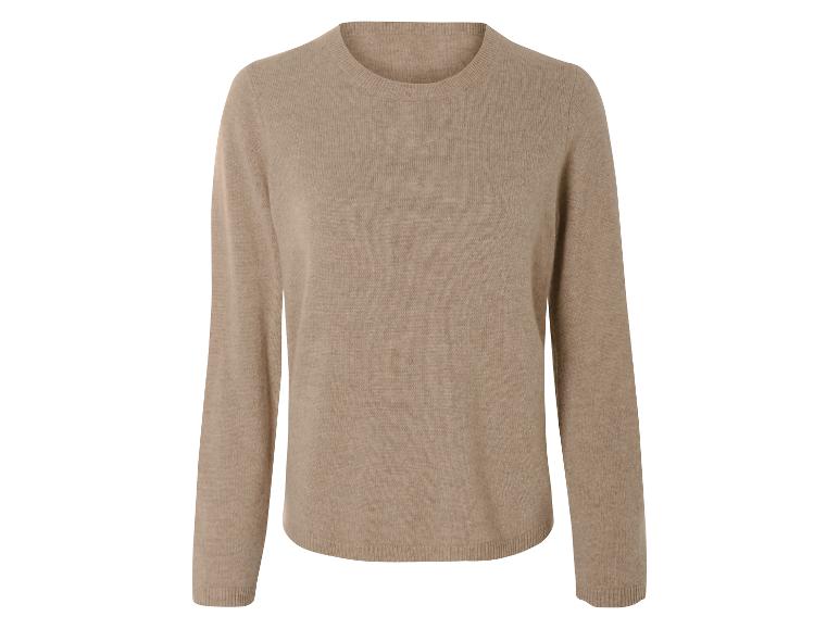 Un pull en laine beige à manches longues.