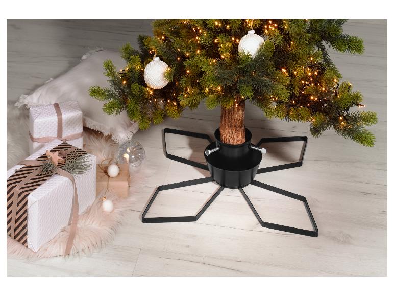 Sapin de Noël artificiel avec lumières, décorations et cadeaux.