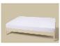 Matelas blanc sur un cadre de lit en bois