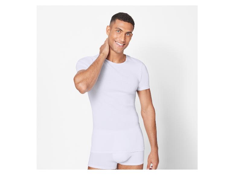 Homme portant un t-shirt et caleçon blancs.