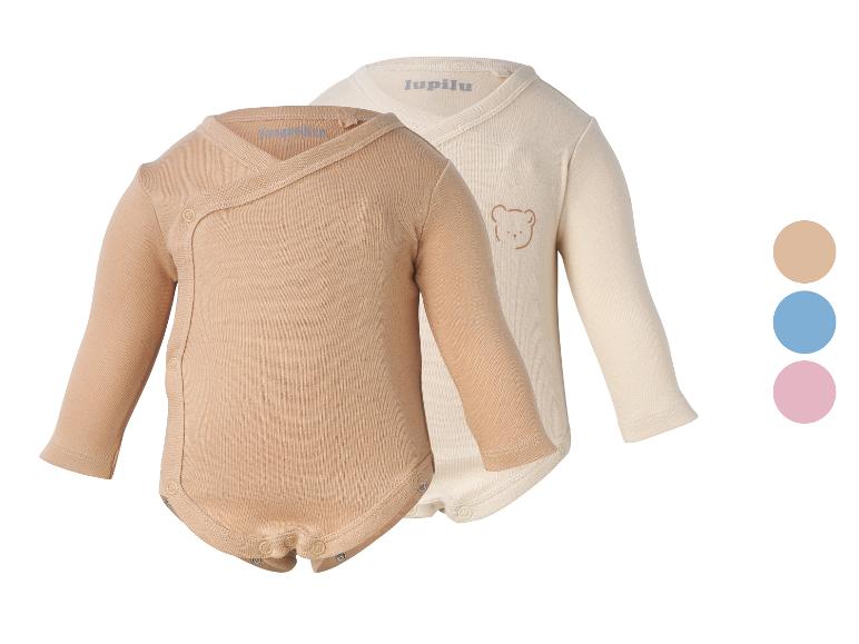 Deux bodys bébé à manches longues, un beige avec un ours et un marron clair, avec boutons-pression.