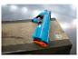 Un blaster SPYR bleu et noir sur une surface.
