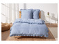 Une couette bleu clair avec des volants sur un lit.