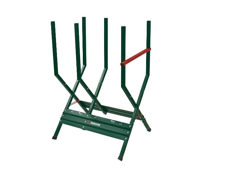 Tréteau de scie pliant vert avec support de bûches dentelé rouge, vue en angle.