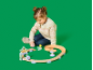 Enfant jouant avec un circuit de billes en bois et une bille avec un cerf.