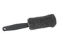 Une brosse en microfibre grise avec une poignée noire pour nettoyer les voitures.
