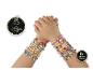Mains avec 24 bracelets de perles lettres colorées, dont 5 bracelets doubles et 15 charms.