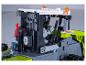 Gros plan sur le modèle LEGO Claas Xerion 5000, montrant les détails de la cabine et du châssis.