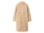 Dos d'un long manteau en polaire teddy beige.
