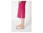 Femme en jupe midi côtelée fuchsia avec fente latérale et sandales plates beiges