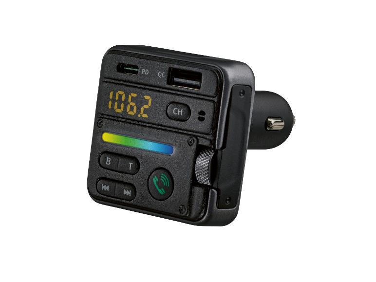 Transmetteur FM noir pour voiture avec affichage numérique 106.2, ports USB et boutons de commande.