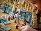 Un enfant joue avec des figurines LEGO Harry Potter, dont Hagrid et Harry Potter.