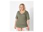 T-shirt vert olive en lin et pantalon à motifs tropicaux.