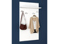 Un porte-manteau blanc avec un sac en cuir, un cardigan en tricot et une étagère.