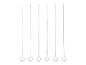Six brochettes en métal pour griller.