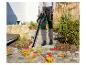Personne utilisant un souffleur de feuilles pour nettoyer les feuilles d'automne d'un chemin pavé.