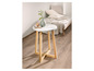 Une table basse ronde avec un plateau en marbre et des pieds en bois.