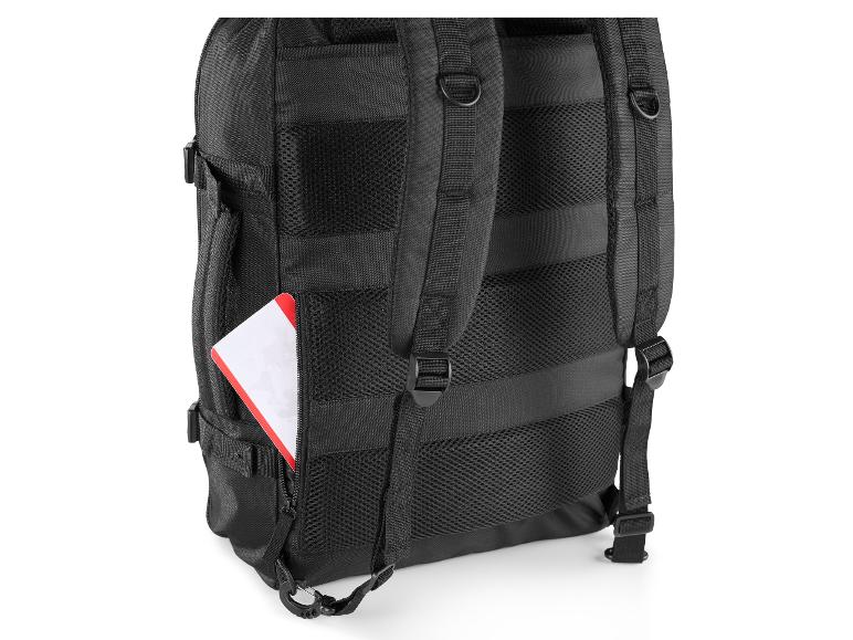 Dos d'un sac à dos noir avec bretelles rembourrées et une poche en filet contenant un livre rouge.