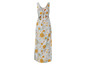 Une longue robe bleue à imprimé floral.