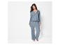 Femme portant un pyjama bleu clair à manches longues.