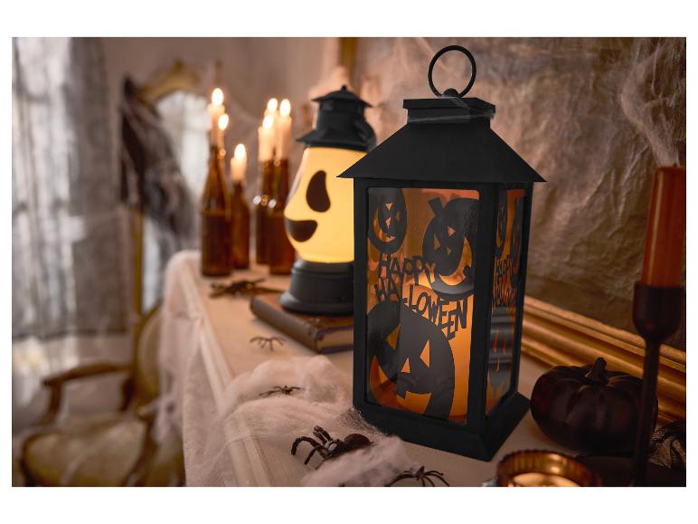 Lanternes et décorations d'Halloween sur une cheminée.