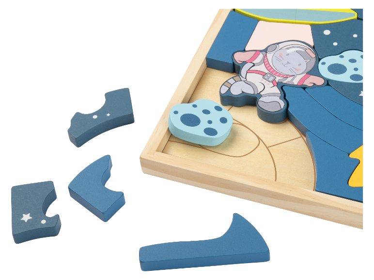 Un puzzle en bois sur le thème de l'espace, avec un astronaute chat.