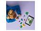 Un enfant construit une scène avec des briques LEGO en utilisant une tablette comme guide.