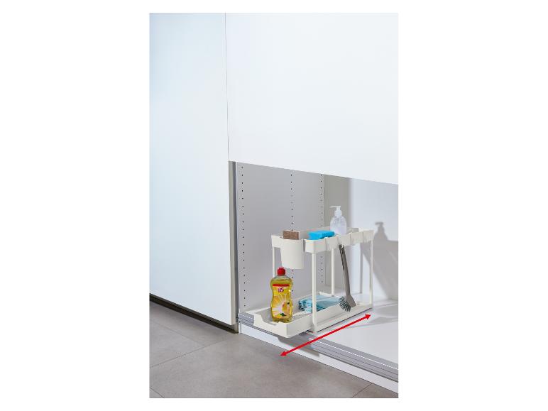 Organisateur de rangement coulissant sous l'évier avec produits de nettoyage et brosse.