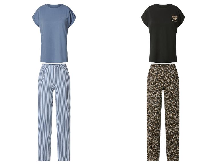 Deux ensembles de pyjama: un bleu avec un pantalon rayé et un noir avec un pantalon léopard.