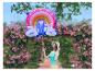 Femme avec un chapeau et un ballon arc-en-ciel dans un jardin de roses.