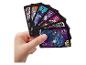 Main tenant des cartes UNO Flip sur le thème des Transformers, avec des robots et une planète.