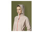 Une veste rose pour femme avec une capuche.