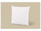 Un oreiller blanc avec une bordure grise, debout sur un fond beige.