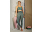 Femme en brassière de sport verte et leggings avec un tapis de yoga rose.