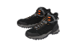 Une paire de chaussures de randonnée noires et grises avec des lacets orange.