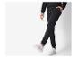 Jogging noir et baskets blanches.