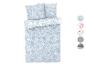 Une housse de couette avec taies d'oreiller en bleu clair à motifs floraux.