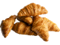 Pile de croissants dorés au beurre sur fond noir