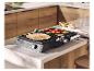 Gril de contact SILVERCREST® SKGE 2000 D3 ouvert sur un plan de travail de cuisine avec de la nourriture.