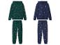 Deux ensembles de pyjama de Noël, un vert avec des voitures et un bleu avec des personnages.