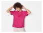 Une femme portant un t-shirt rose.