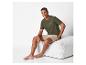 T-shirt et shorts homme : look décontracté.