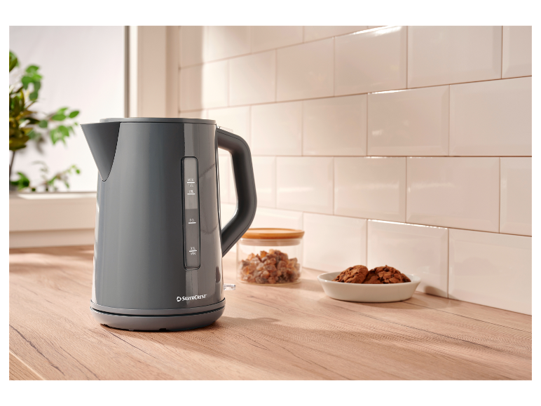 Une bouilloire SilverCrest grise sur un comptoir de cuisine.