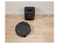 Aspirateur robot noir avec station de vidage automatique sur parquet.